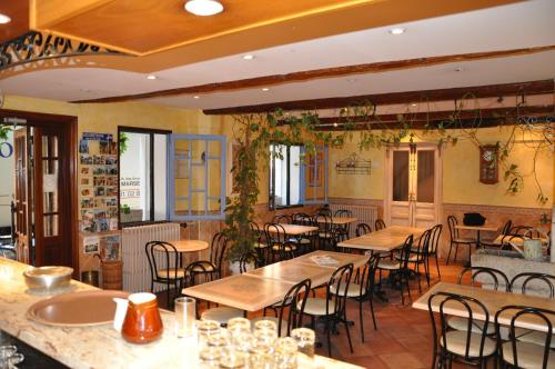 Restaurace, Logis Grand Hotel Bain in Comps Sur Artuby