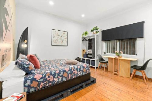 Beachfront Bondi Studio with Aircon - image 5