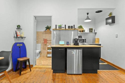 Beachfront Bondi Studio with Aircon - image 6