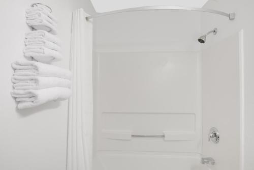 수퍼 8 바이 윈덤 레이크 조지/워렌스버그 에어리어 - 화장실