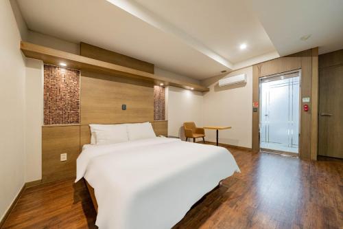 Hotel Airport June Room Type - Deluxe Double Room