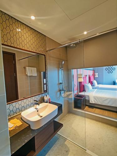 room detail thumbnail 2