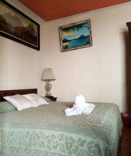 Deluxe Queen Room image 3