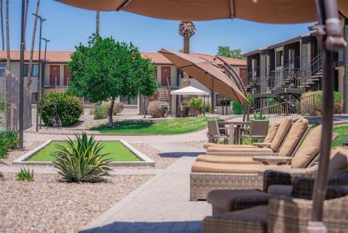 125 Fully Furnished 1BR Suite-Prime Location - image 4