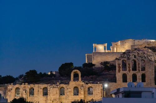 Wake Up to the Acropolis in a Hidden Gem - image 12