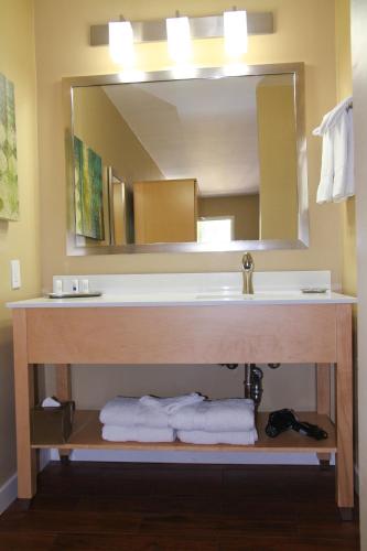 Best Western Plus South Coast Inn - image 4