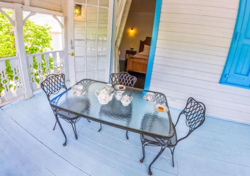 beranda/teres, Turks Head Inne in Grand Turk