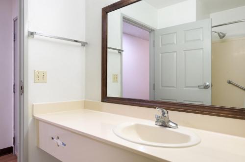 Motel 6 New Iberia, LA Room Type - Deluxe King Room