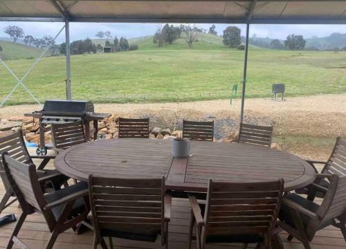 BrinCole - Pet-Friendly, Huge Deck with Epic Views & Fire Pit in Bonnie Doon