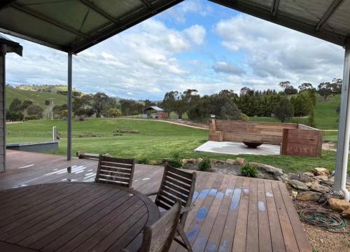 BrinCole - Pet-Friendly, Huge Deck with Epic Views & Fire Pit in Bonnie Doon