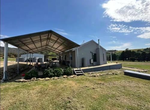 BrinCole - Pet-Friendly, Huge Deck with Epic Views & Fire Pit in Bonnie Doon