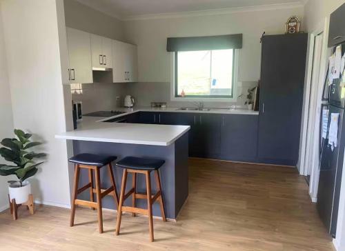 BrinCole - Pet-Friendly, Huge Deck with Epic Views & Fire Pit in Bonnie Doon