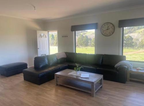BrinCole - Pet-Friendly, Huge Deck with Epic Views & Fire Pit in Bonnie Doon