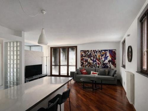 Bastia RF with Balcony up to 3 guests in the heart of Scalo Romana, Olimpico, Prada, Bocconi and easy access to Forum Assago, IEO, IED, Duomo, San Siro