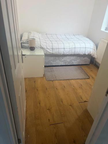 Compact single room B near Heathrow with 24 buses to all Terminals, Feltham