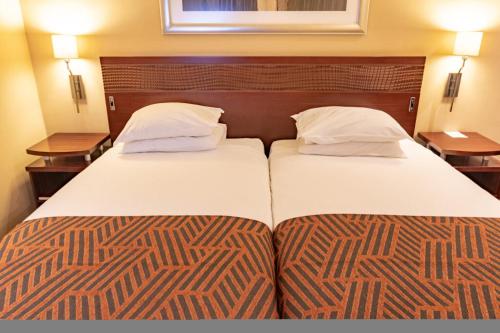 2 twin beds