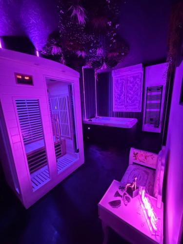 Love room spa et bien etre avec jacuzzi et sauna in Cosse-le-Vivien