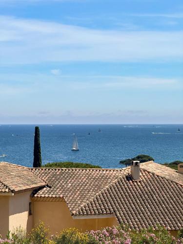 Studio vue mer panoramique, accès plage, piscine