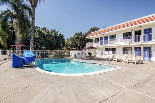 Motel 6 Modesto, CA - 수영장