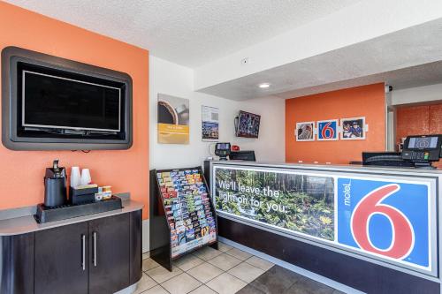 Motel 6 Modesto, CA - 로비