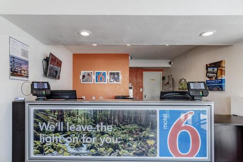 Motel 6 Modesto, CA - 로비