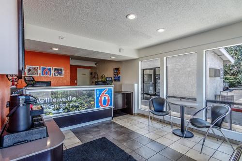 Motel 6 Modesto, CA - 로비