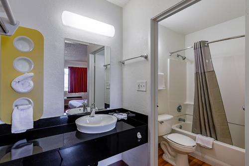 Motel 6 Modesto, CA - 화장실