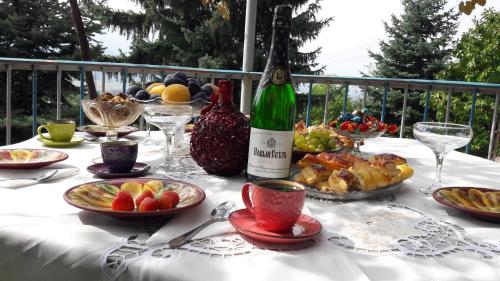 Food and beverages, Guest House Mary in Haghpat