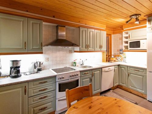 Holiday Home Tievanlaita 10 by Interhome in Akaslompolo