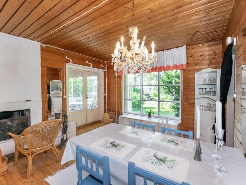 Holiday Home Lampaluodon punainen tupa by Interhome in Tuorila
