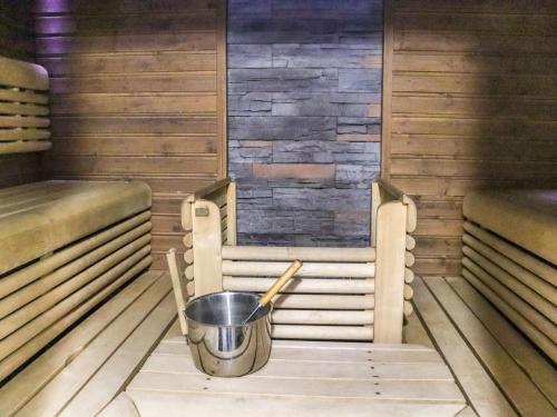 Holiday Home Aurinko-saaga 2 paritalo lasiterassihuon by Interhome in ฮือรืนซาลมี