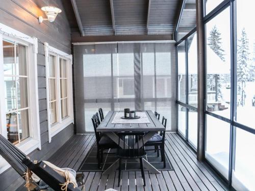 Holiday Home Aurinko-saaga 2 paritalo lasiterassihuon by Interhome in ฮือรืนซาลมี
