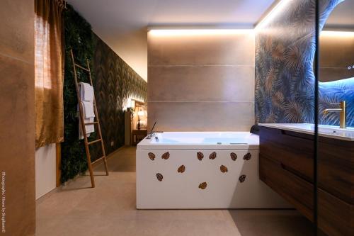 Loveroom Emeraude Spa Détente - Suite Balnéo & Sauna (Loveroom Emeraude Spa Detente - Suite Balneo & Sauna) in Gemenos