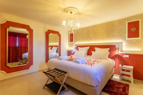 Cama, Loveroom Diamant Spa Détente avec Balnéo Double & Sauna (Loveroom Diamant Spa Detente avec Balneo Double & Sauna) in Gemenos