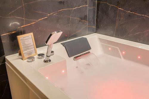 Loveroom Diamant Spa Détente avec Balnéo Double & Sauna (Loveroom Diamant Spa Detente avec Balneo Double & Sauna) in Gemenos