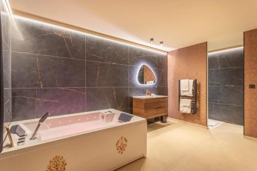 Loveroom Diamant Spa Détente avec Balnéo Double & Sauna (Loveroom Diamant Spa Detente avec Balneo Double & Sauna) in Gemenos