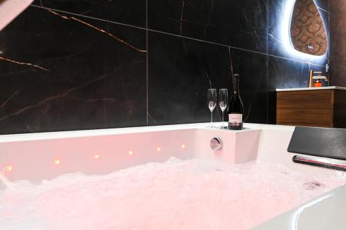Loveroom Diamant Spa Détente avec Balnéo Double & Sauna (Loveroom Diamant Spa Detente avec Balneo Double & Sauna) in Gemenos
