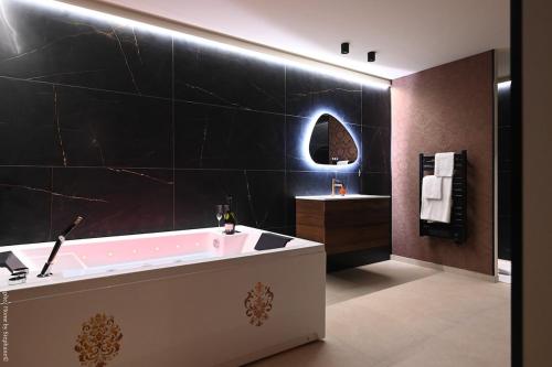 Loveroom Diamant Spa Détente avec Balnéo Double & Sauna (Loveroom Diamant Spa Detente avec Balneo Double & Sauna) in Gemenos