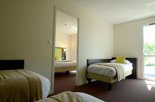 5 twin beds