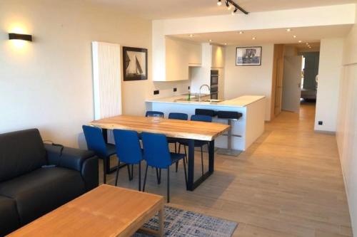 BEL AIR HOLIDAY - Luxurious 2-bedroom apartment with sauna front sea view T95, Ostende