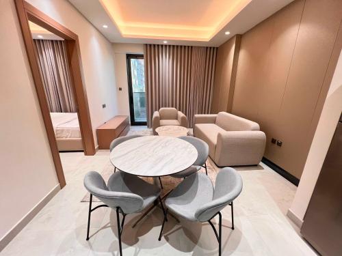 Facilities, Luxury Living at Cloud Tower JVT with Pool Gym & Sports Facilities near The Habit Burger Grill