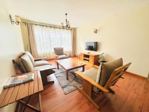 Nakuru Palace furnished apartment with pool milimani H1 – khách sạn tại Nakuru