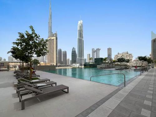 Vogue Vacation Homes, Downtown Views II with Direct Access to Dubai Mall Via a Climate Controlled Bridge, One Bedroom Apartment with Balcony and City View, Dubaj