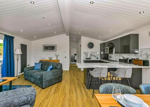 Спільний лаунж/ТБ зона, Finest Retreats - Silverwood Junior Chalet in Errol