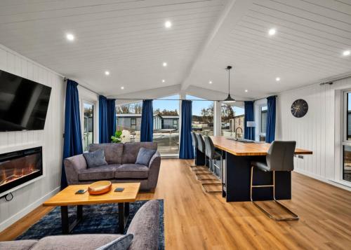Спільний лаунж/ТБ зона, Finest Retreats - Silverwood Premium Chalet in Errol