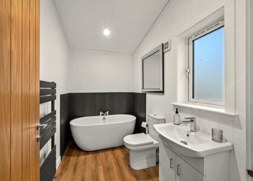 Ванна кімната, Finest Retreats - Silverwood Premium Chalet in Errol