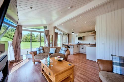Спільний лаунж/ТБ зона, Finest Retreats - Silverwood Spa Lodge in Rait