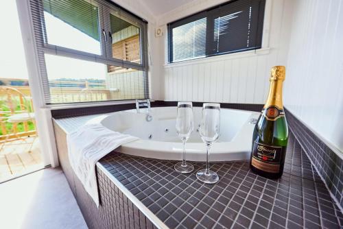 Ванна кімната, Finest Retreats - Silverwood Spa Lodge in Rait