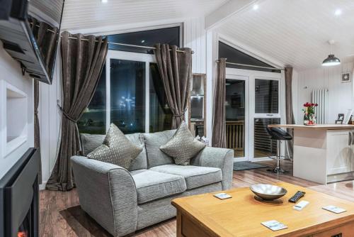 Спільний лаунж/ТБ зона, Finest Retreats - Silverwood Spa Lodge in Rait