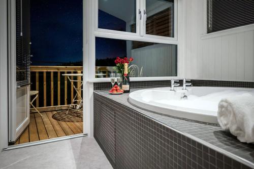 Ванна кімната, Finest Retreats - Silverwood Spa Lodge in Rait